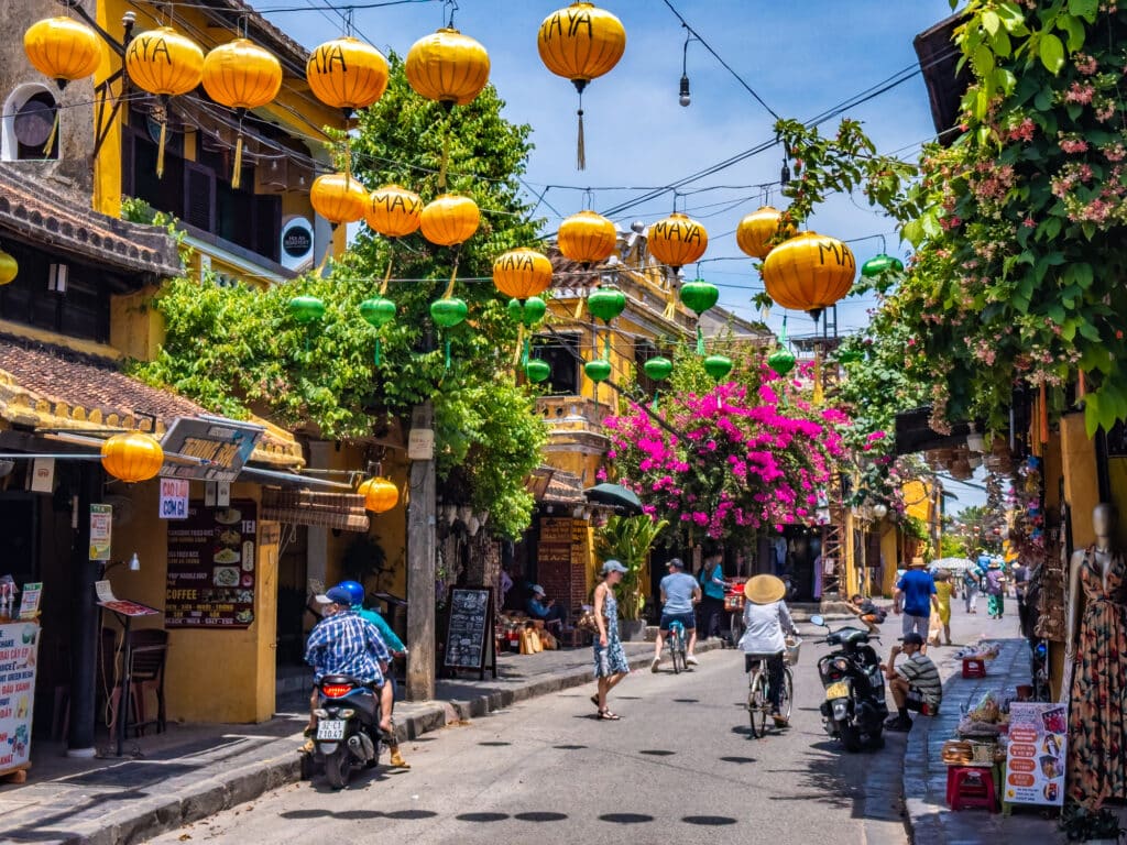 Livlig gate i Hoi An i Vietnam.