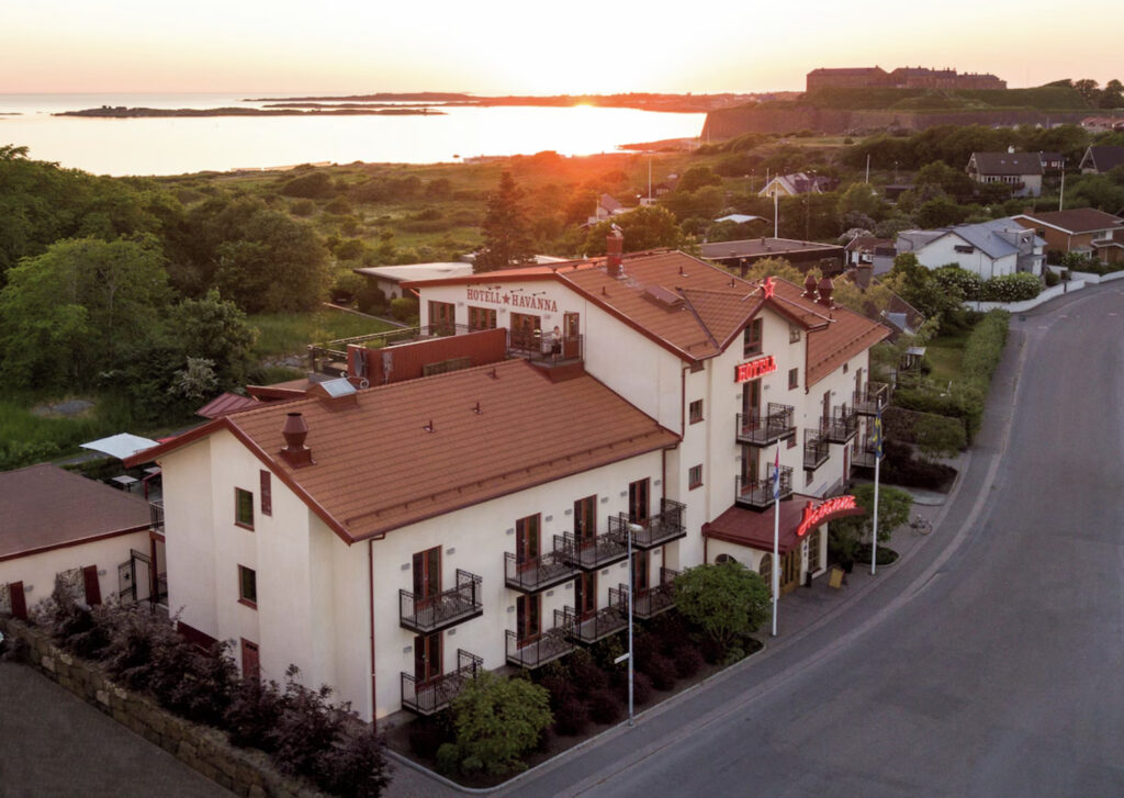 Hotell Havanna i Varberg i Sverige, langs Kattegattleden sykkelvei. Her kan du stoppe og nyte utsikt over kyst. 