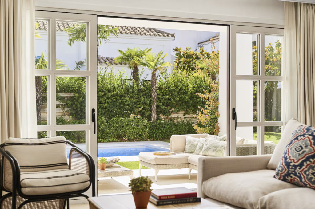 Hotell i Marbella med eget basseng utenfor hotellet.