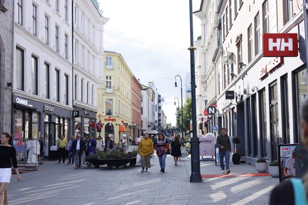 Karl Johans gate med butikker på rekke og rad. Hva kan man gjøre i Oslo?