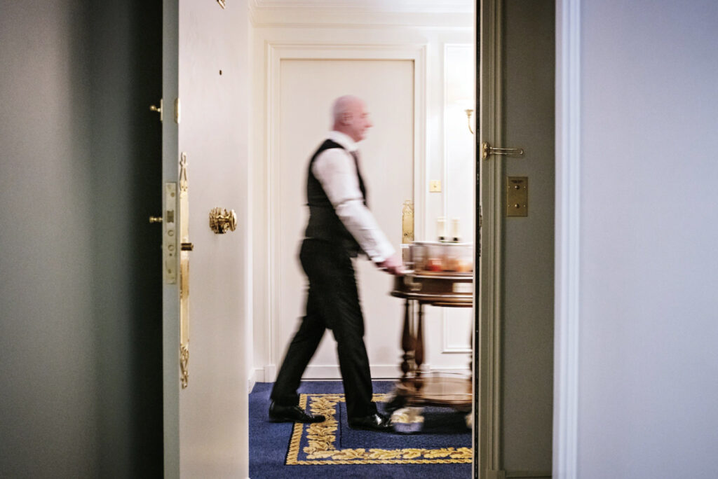 Hotell i Paris. Le Bristol. Luksusopplevelse med mann som frakter mat til rommene.