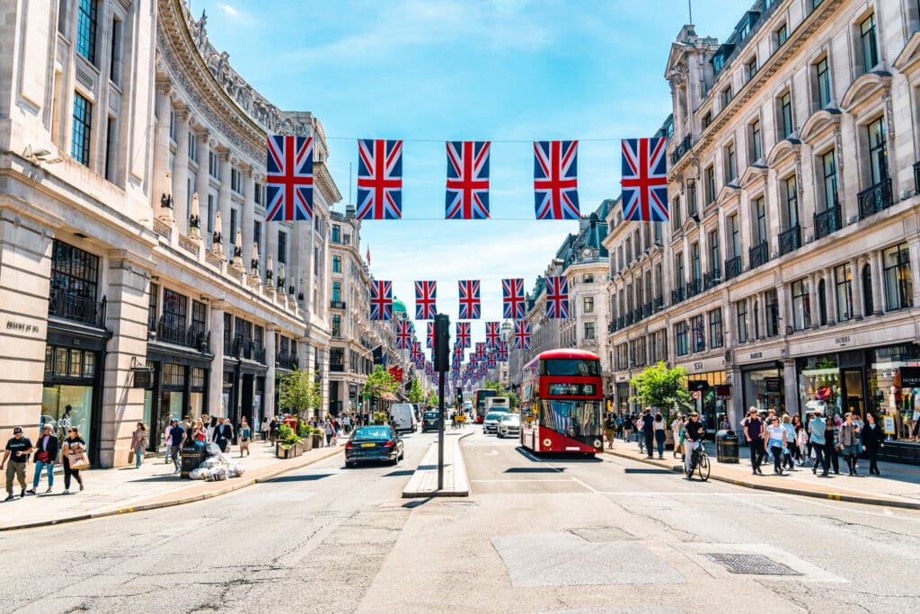 Londons gater med buss og britiske flagg.