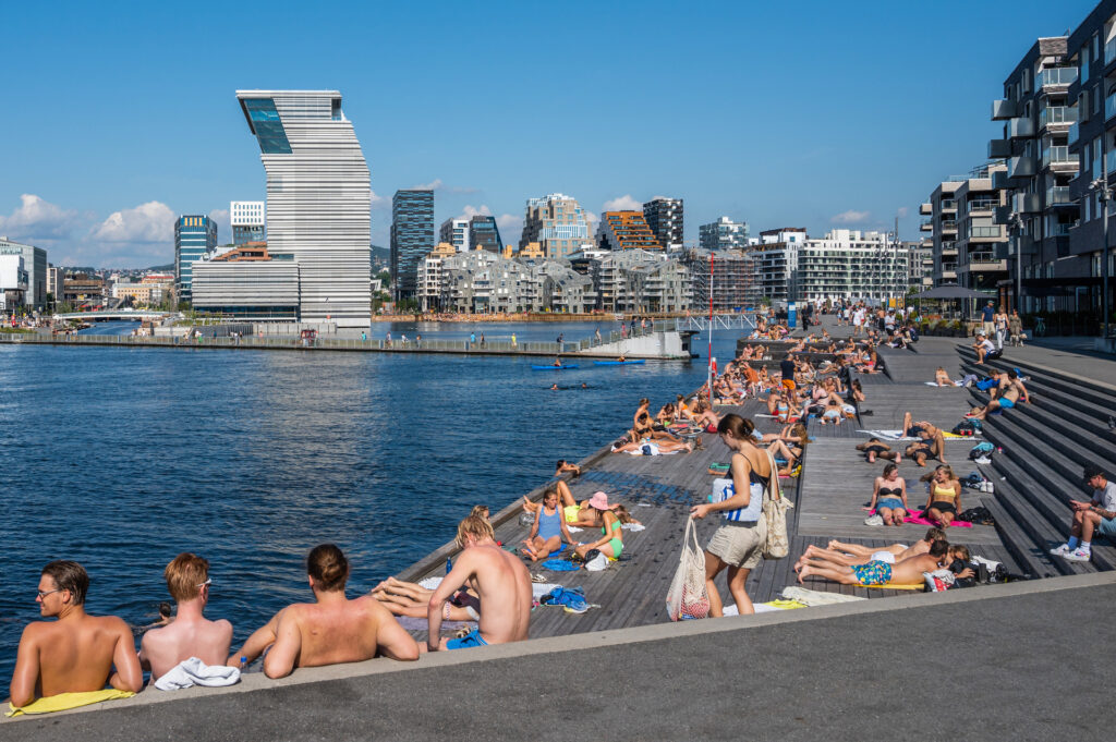 Bjørvika, Sørenga og folk som bader i sola.