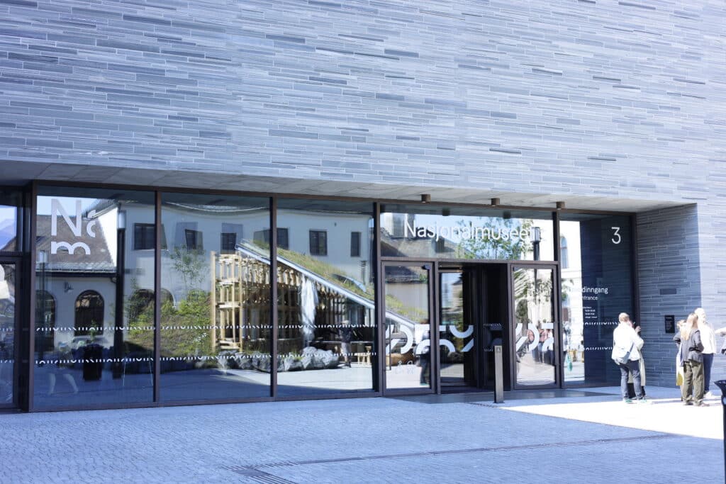 Nasjonalmuseums hovedinngang og fasader. Mennesker som står utenfor.Hva kan man gjøre i Oslo?