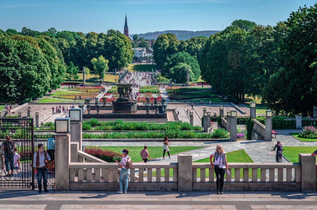 Frognerparken i Oslo med grønne trær. Hva kan man gjøre i Oslo?