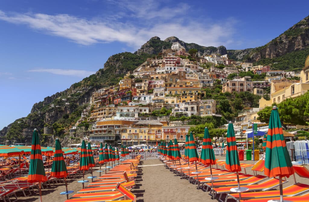 solsenger og strand på positano i italia