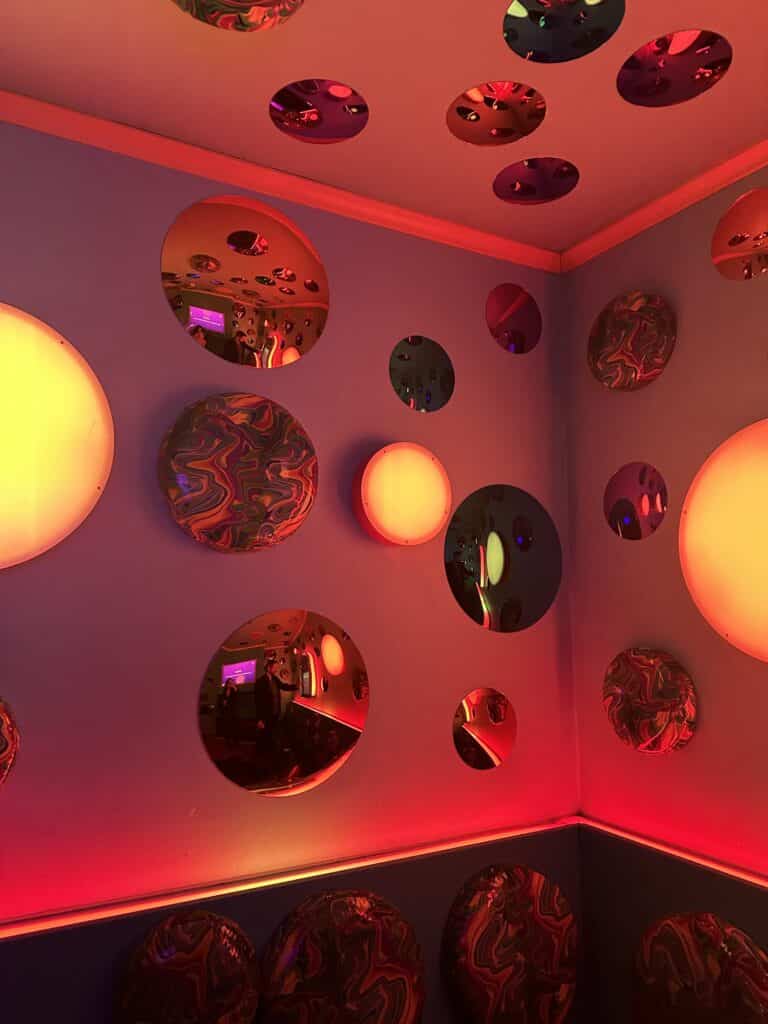 Karaokebar oslo med oransje vegger og mange runde speil. Festlig stemning. Hva kan man gjøre i Oslo?