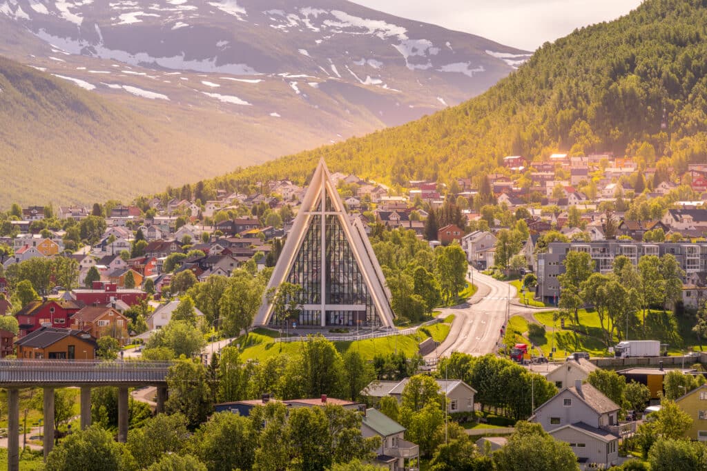 Ishavskatedralen i Tromsø, Tromsdalen kirke. Norgesferie.