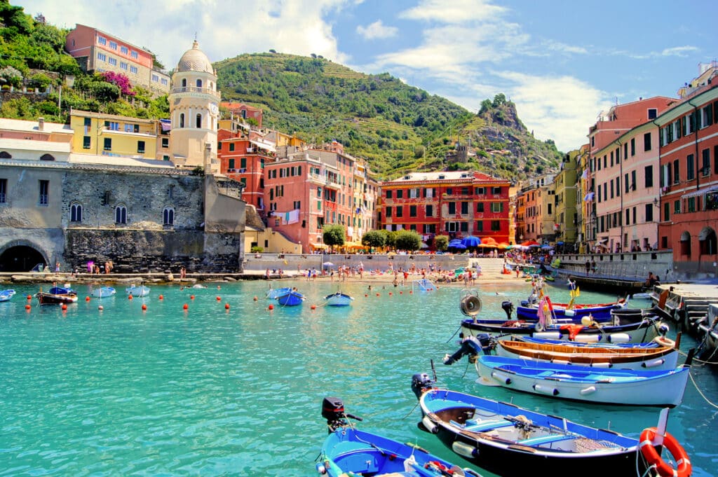 strand og båter i byen Vernazza