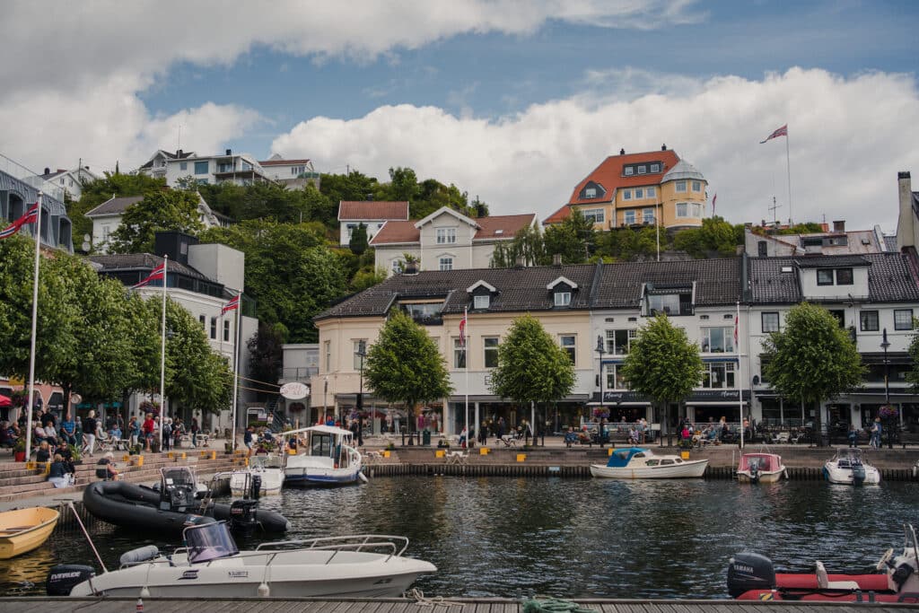 Arendal by med båthavn og bygninger.