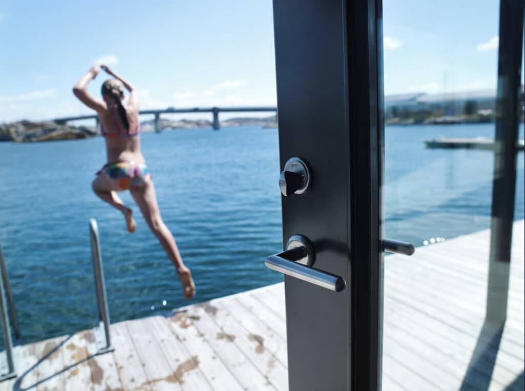 Salt & Ill hotell med en dame i fargerik bikini som hopper i vannet. 