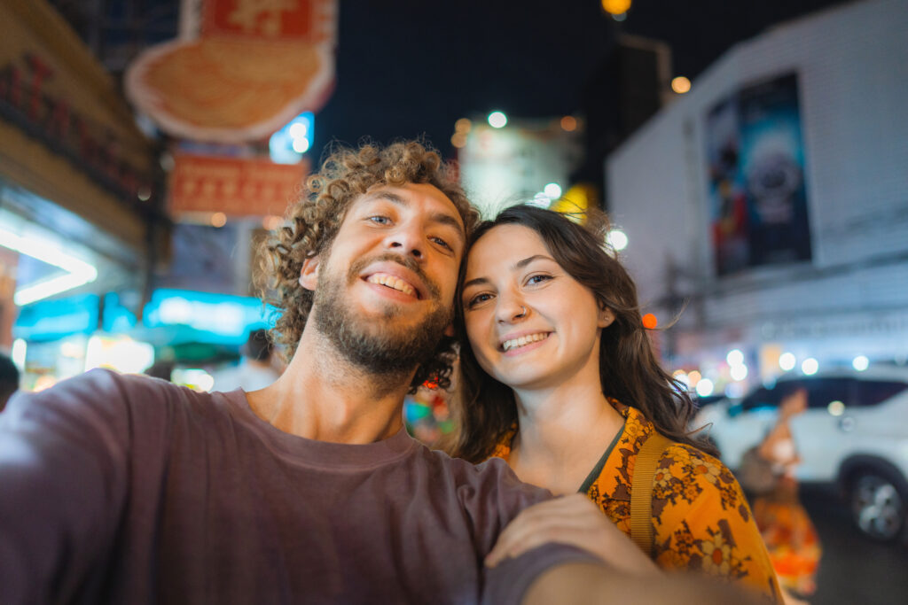 mann og kvinne som tar selfie i bangkok i thailand
