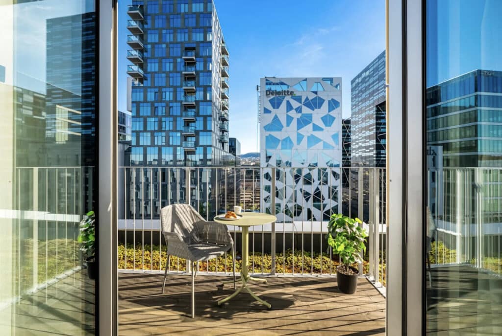 Hotell i Bkørvika med balkong over bygnningene i Oslo.