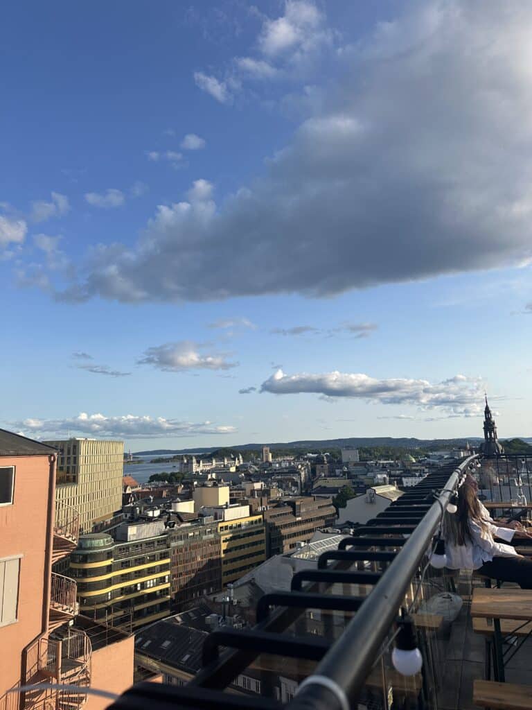 Utsikt over Oslo med lyslenker langs baren.