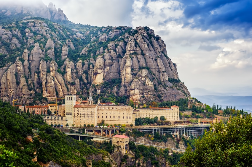 klippe og hus i catalonia i spania
