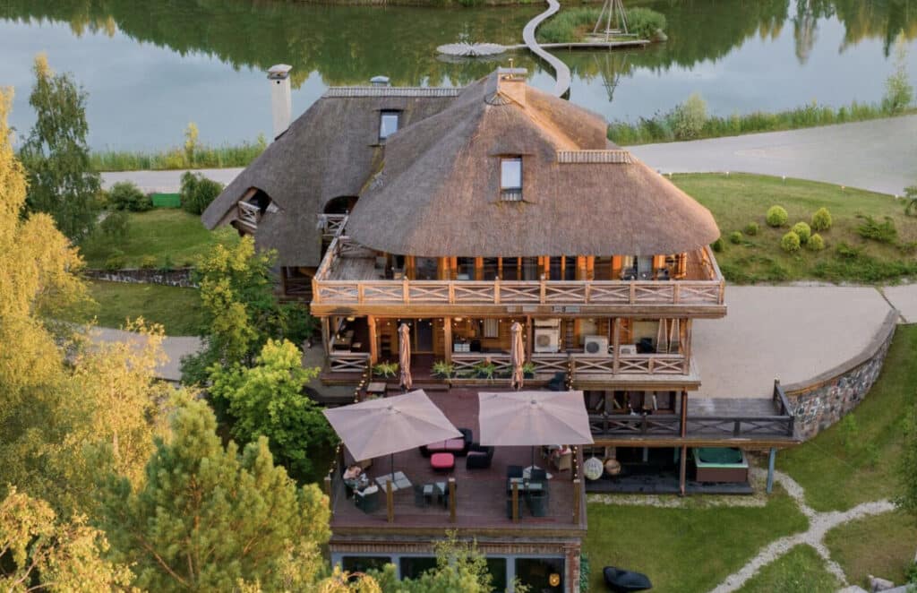 Cecis Latvia hotell med grønt landskap og tak son ligner bungalow.