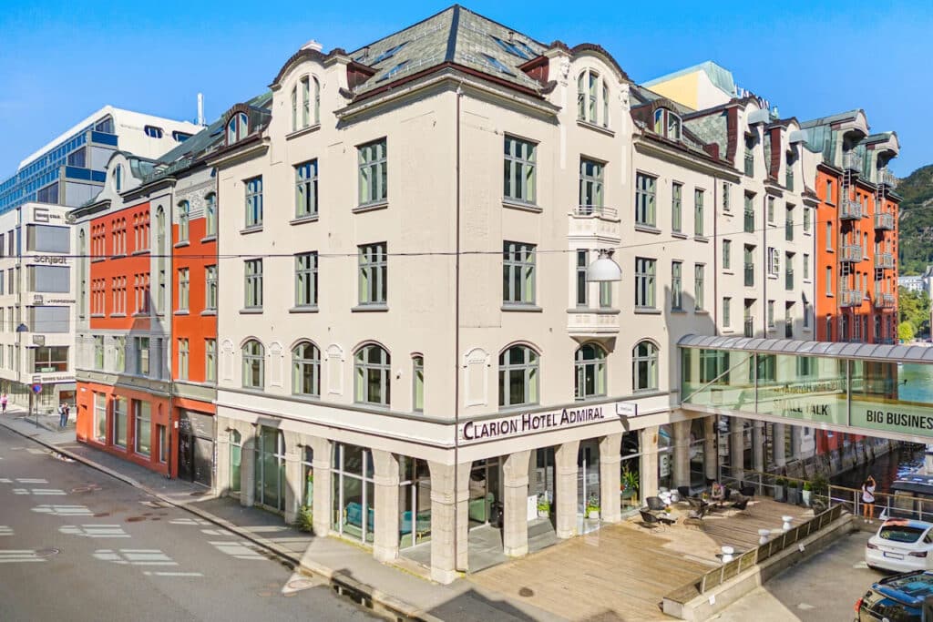 Hotellfasade til Clarion Hotel Admiral i Bergen, ved vannet.