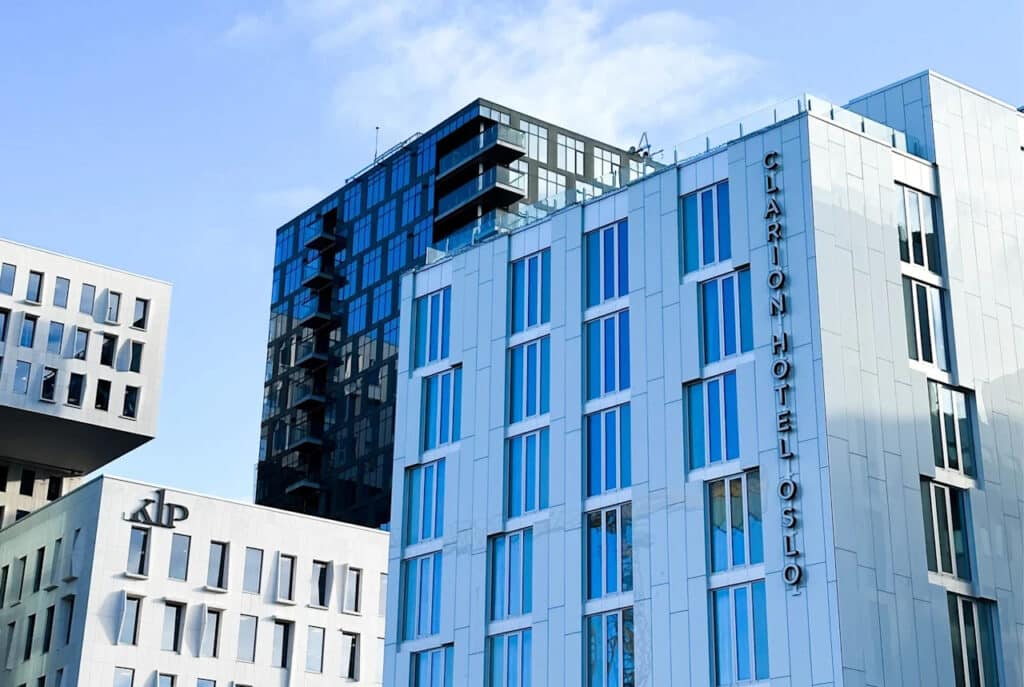 Clarion Hotell Oslo fasade med Barcode i bakgrunnen.