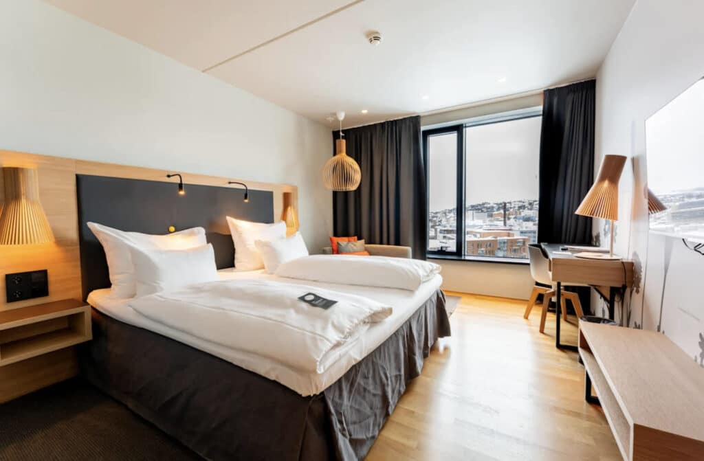 Clarion Hotel The Edge, Tromsø. Hotellrom, dobbeltseng og tregulv. Hotell Strawberry.