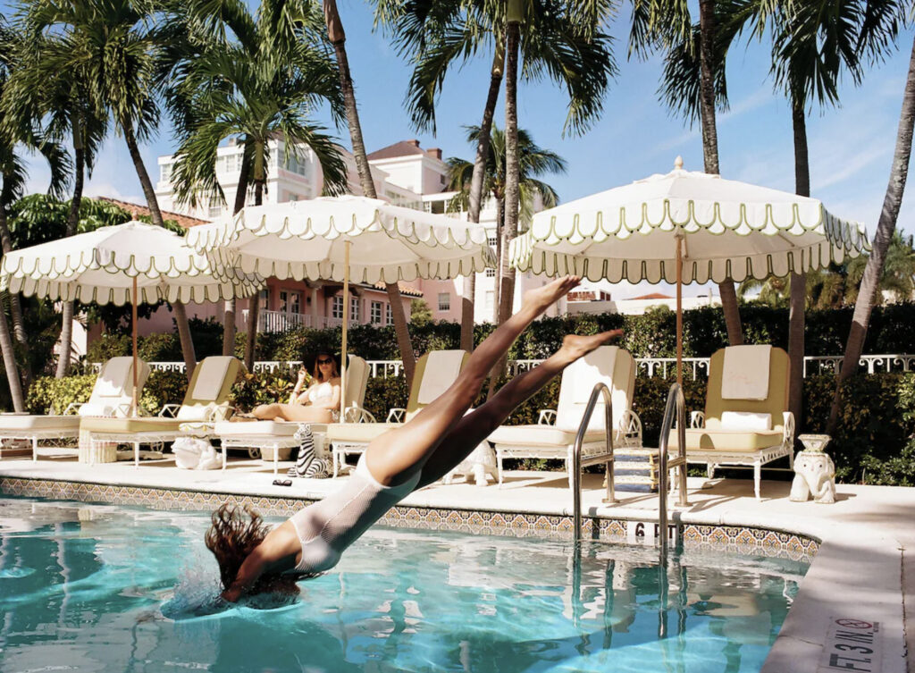 Hotell Colony i Florisa, USA. Basseng utenfor med parasoller.