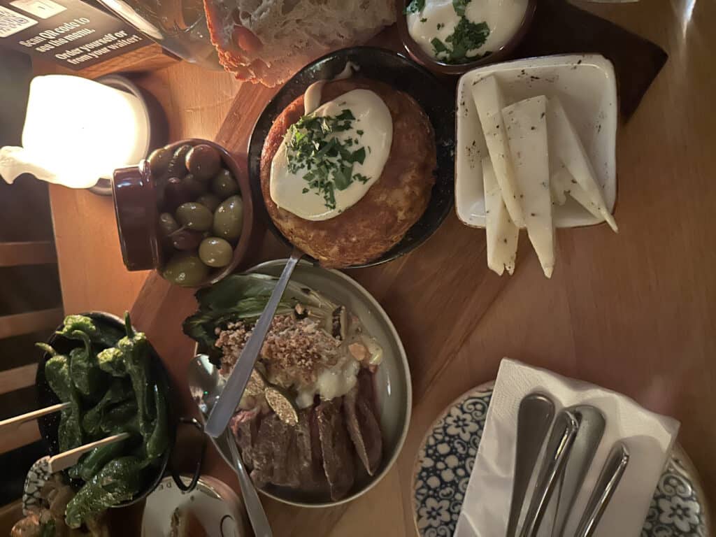 Spansk tapas på bordet med ost, oliven og egg.