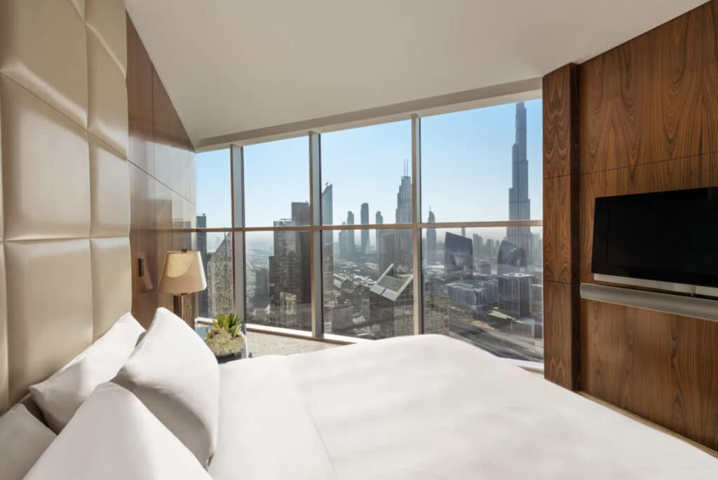 Dubai hotell Shangri La med dobbeltseng og utsikt mot skyskrapere.