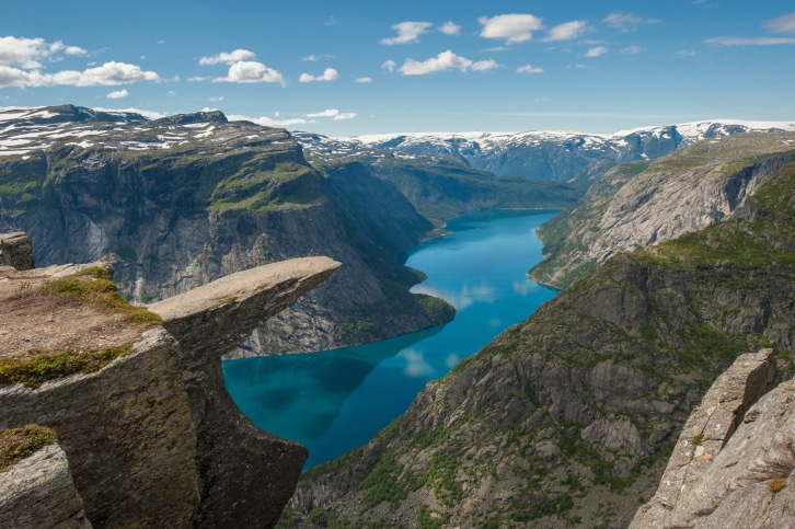 trolltunga i norge og fjord og utsikt