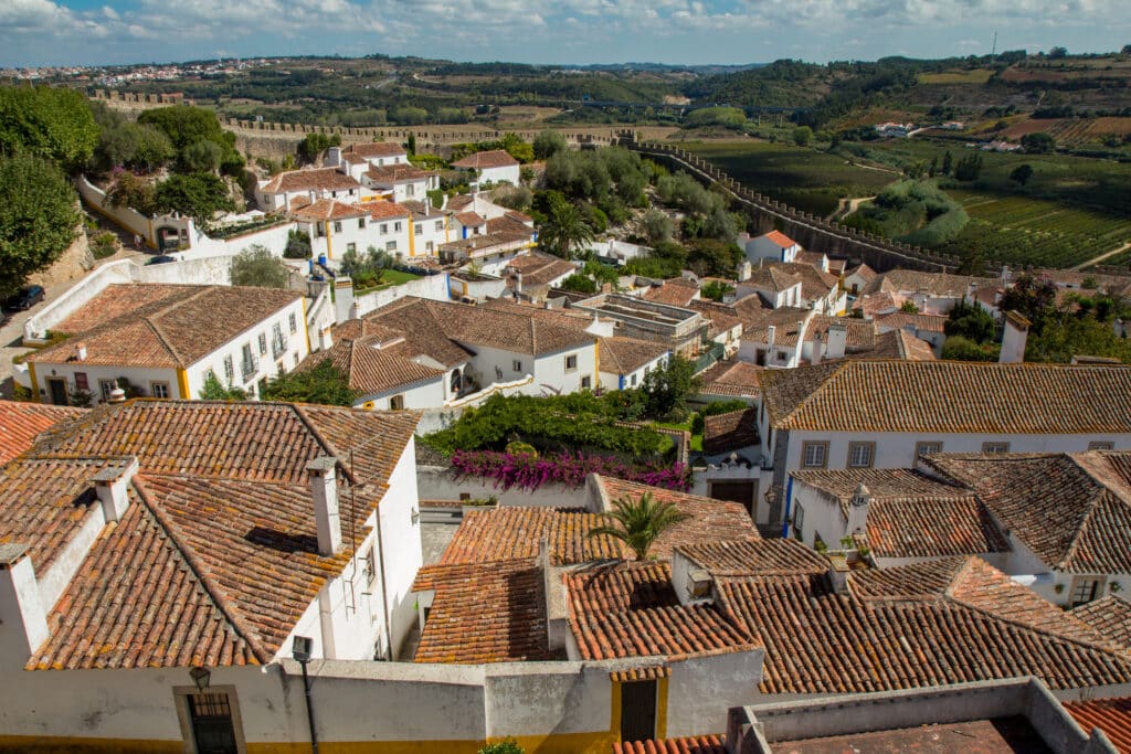 tak og bygninger i den sjarmerende byen obidos i portugal