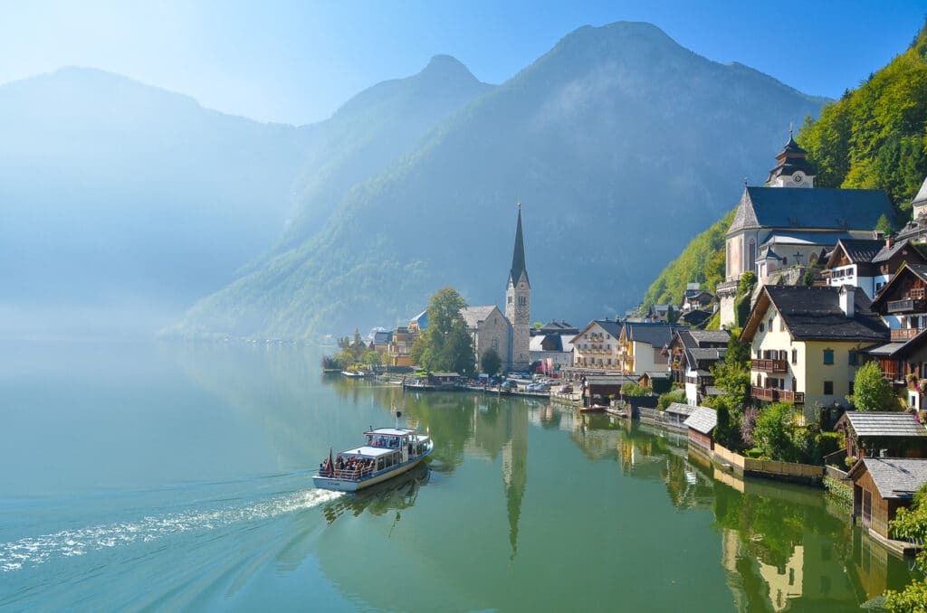 innsjø og båt i hallstatt i østerrike
