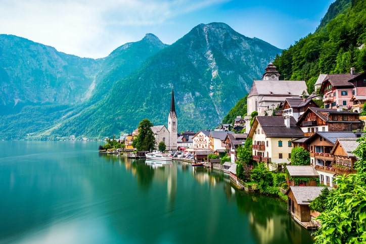 innsjø og hus langs innsjøen hallstatt i østerrike