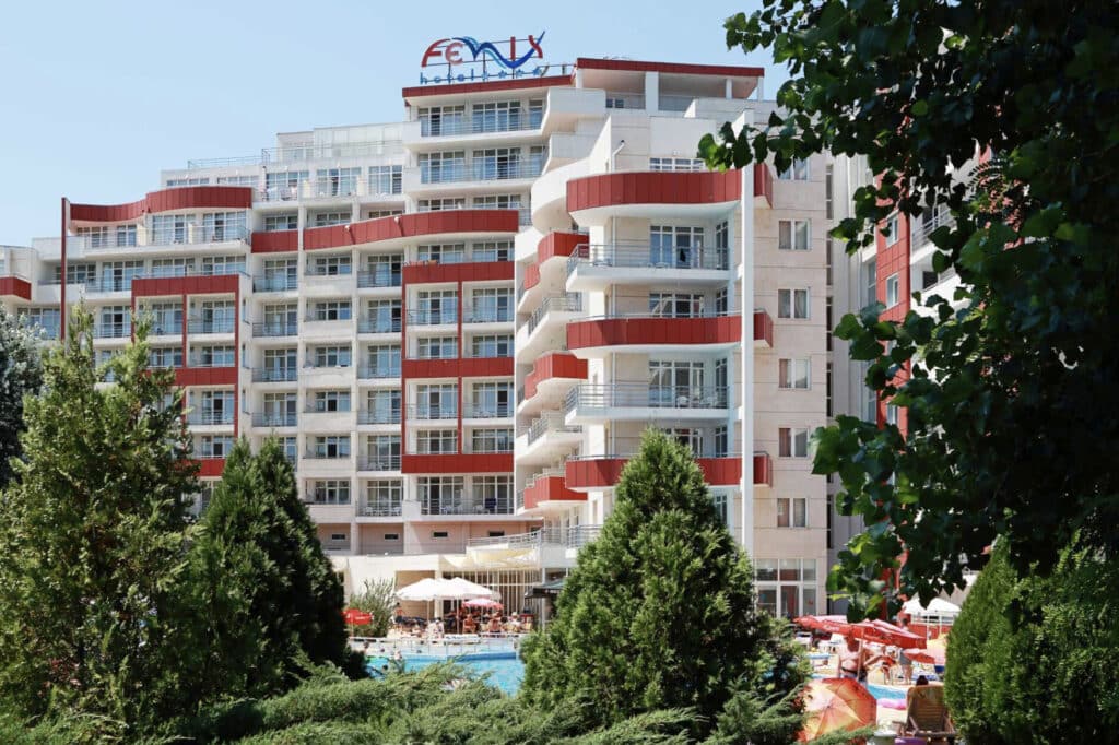 Fenix hotell i Bulgaria med fasade og basseng.
