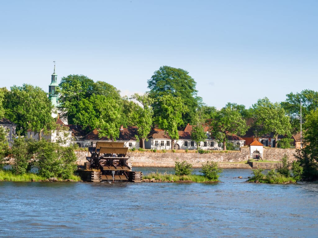 Gamlebyen i Fredrikstad med vann, gamle hus og trær.