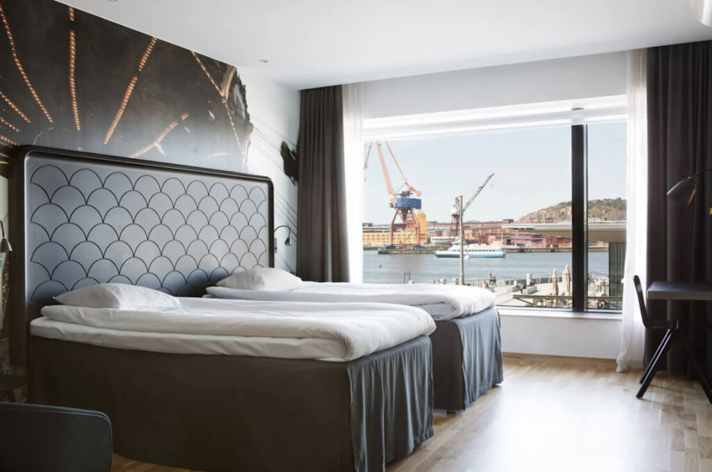 Dobbeltseng i Gøteborg med stort vindu ut mot havnen.