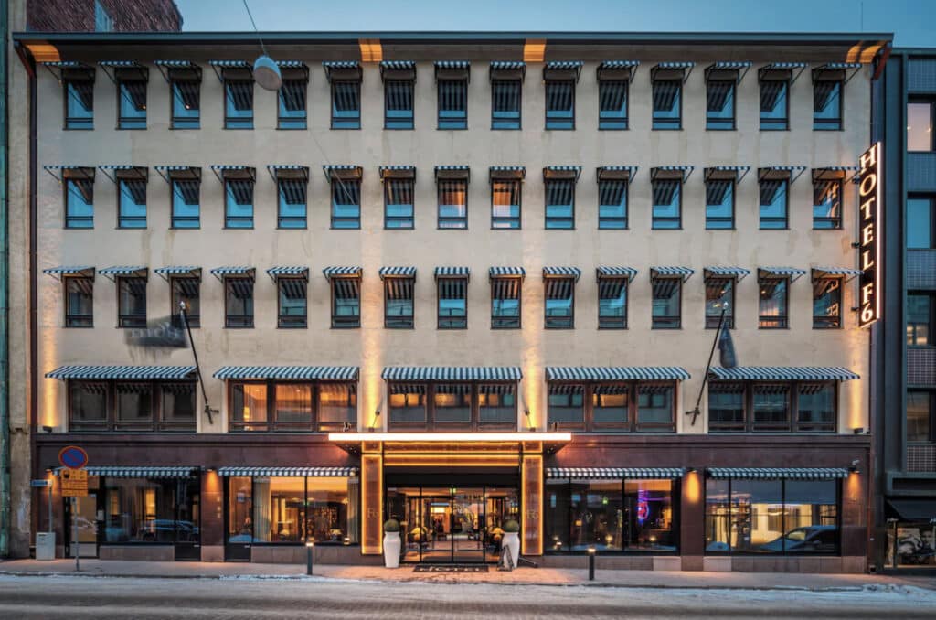 Hotellfasade med mange vinduer og gate. Reis til Finland!