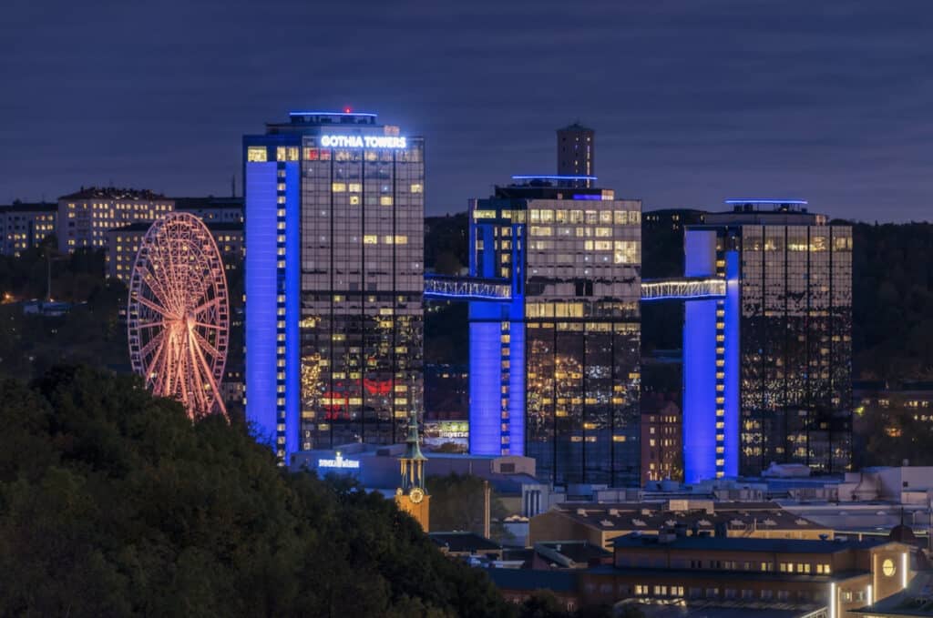 Gothia Towers i Gøteborg med bygninger og pariserhul. Det er kveld og nattlys.