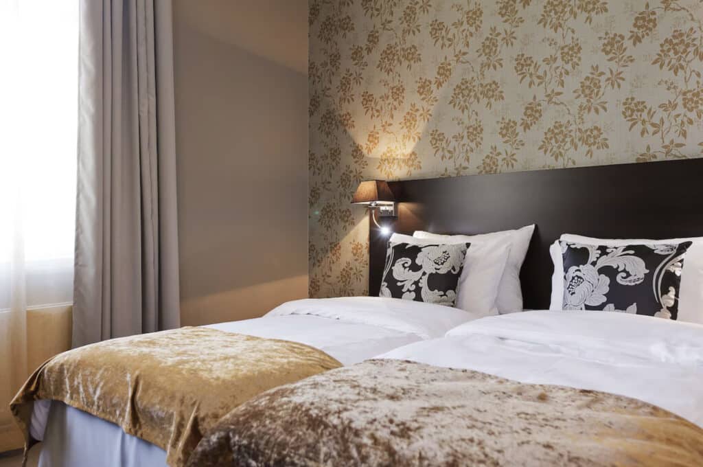 Hotell i Oslo med dobbeltrom. Mønstervegger.