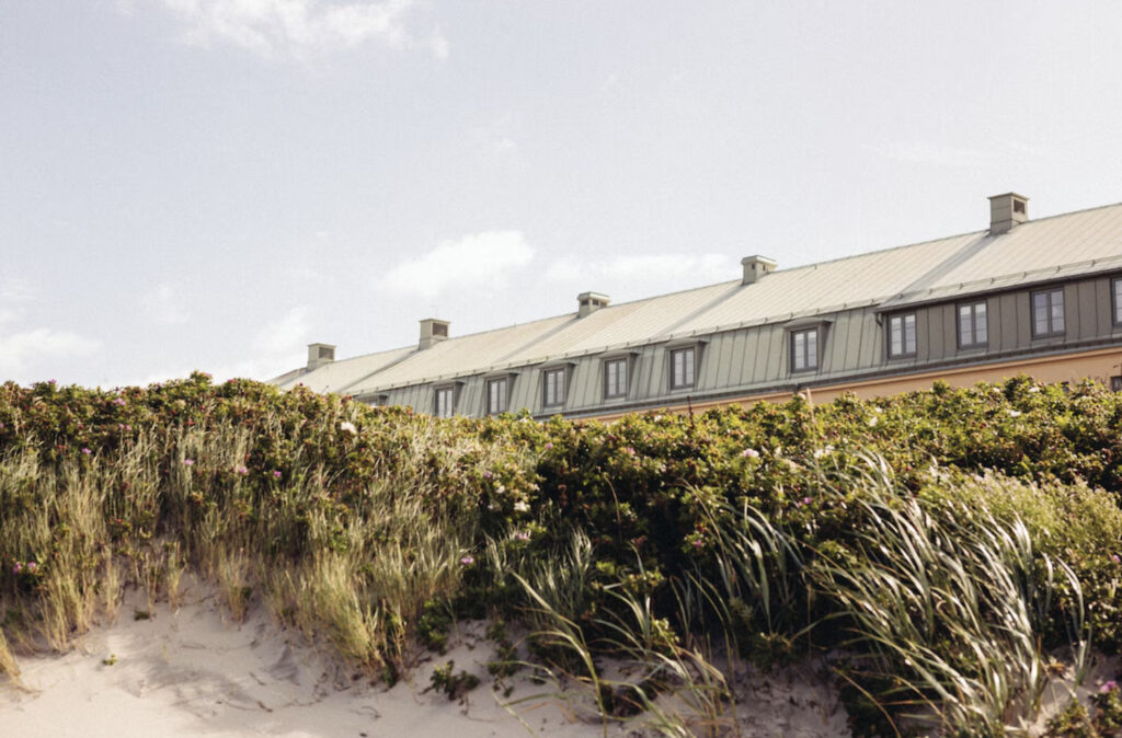 Hotell i Varberg i Sverige. Med sanddyner og hotell-komples. 