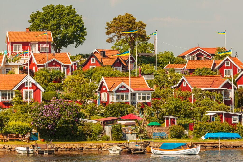 Karlskrona hus med røde hus og en liten båthavn med små båt.