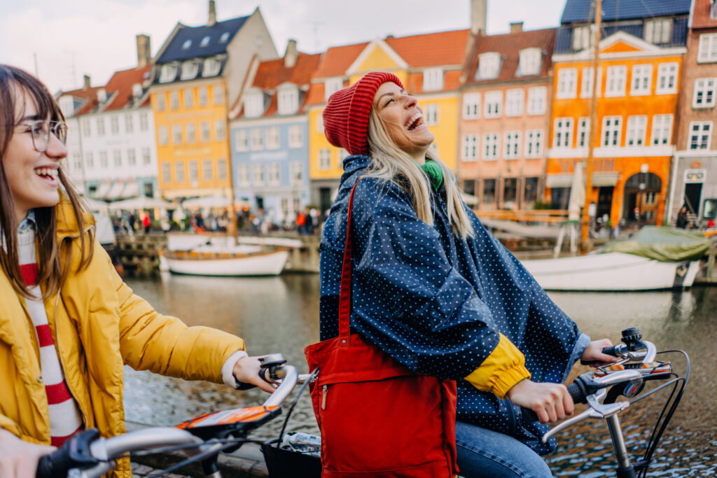 to kvinner på en sykkel i københavn
