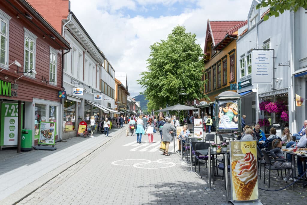 Lillehammer gate med butikker.