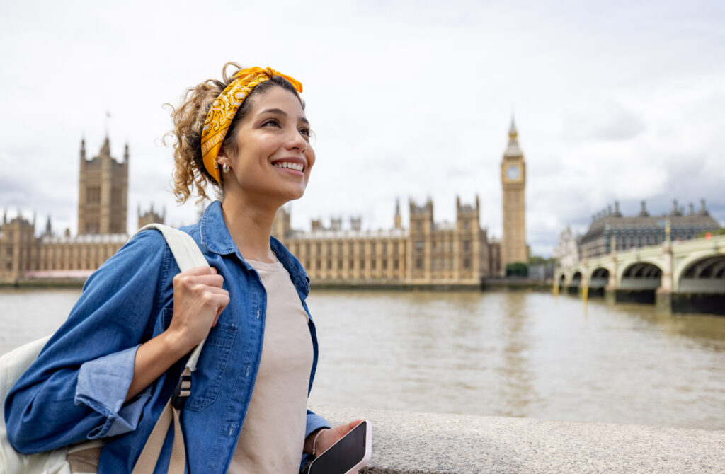 kvinne som smiler i London og har Big Ben i bakgrunnen