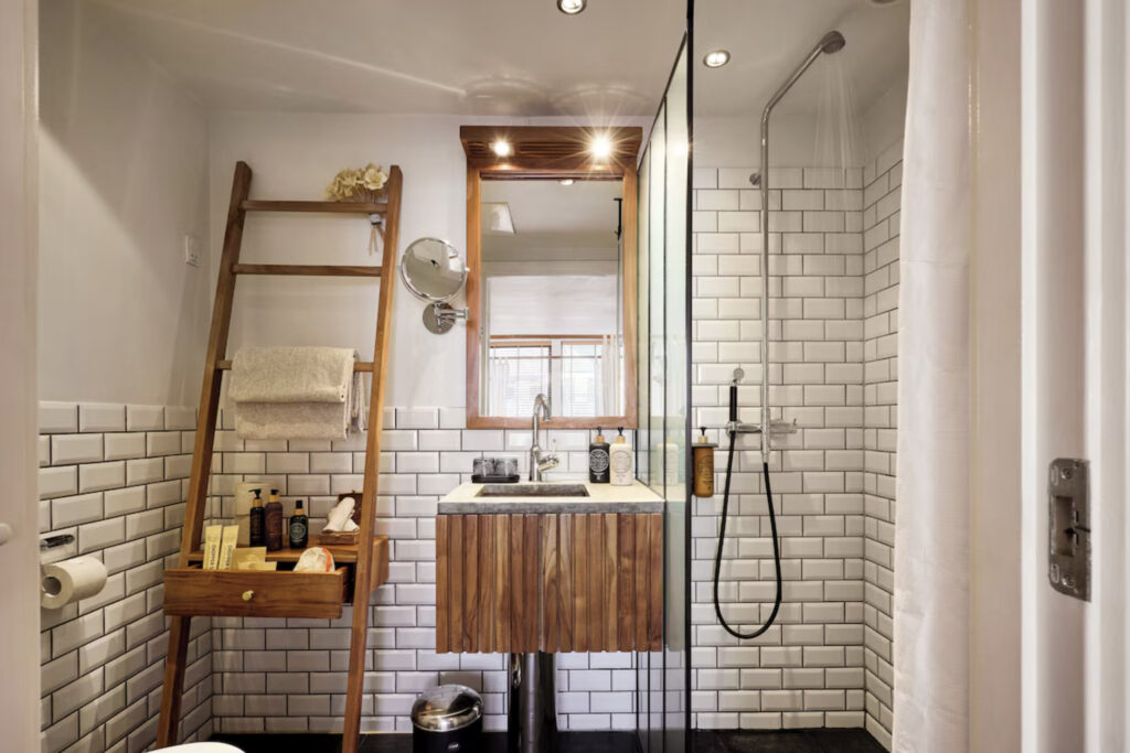 Manon Les Suites i København. Baderommet preger preg av det miljøvennlige hotellet har.