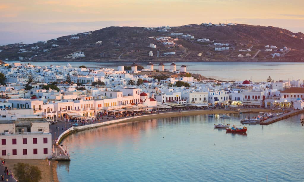 oversiktsfoto av byen mykonos i hellas som viser hvite murhus og restauranter