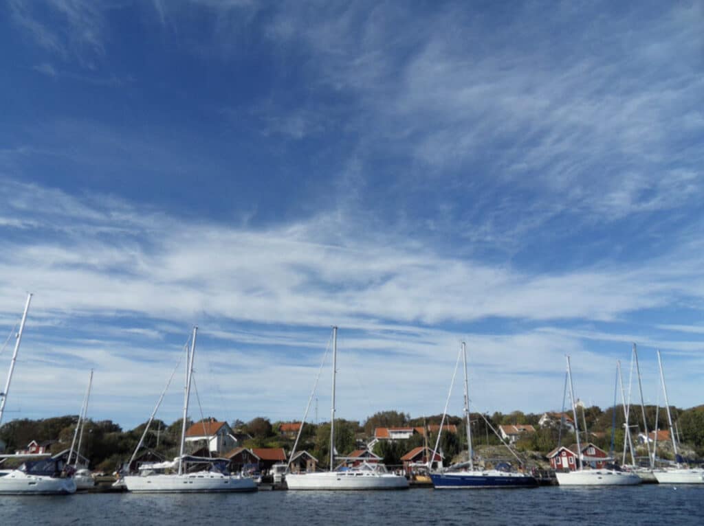 Nordkoster i Sverige med båtliv og vann, og blå himmel. 