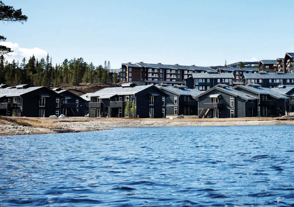 Norefjell ski og spa med vann og hotellet i bakgrunnen. Hotell Strawberry.