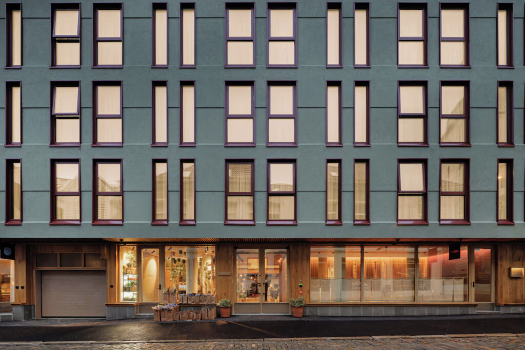Skostredet Hotell i Bergens fasade med mange vinduer. To nye Michelin-stjerner til Bergen: Omakase by Sergey Pak og Gaptrast løfter byen som matdestinasjon