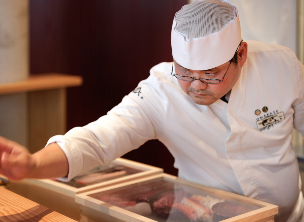 Sergey Peak lager mat med kokkeklær. To nye Michelin-stjerner til Bergen: Omakase by Sergey Pak og Gaptrast løfter byen som matdestinasjon