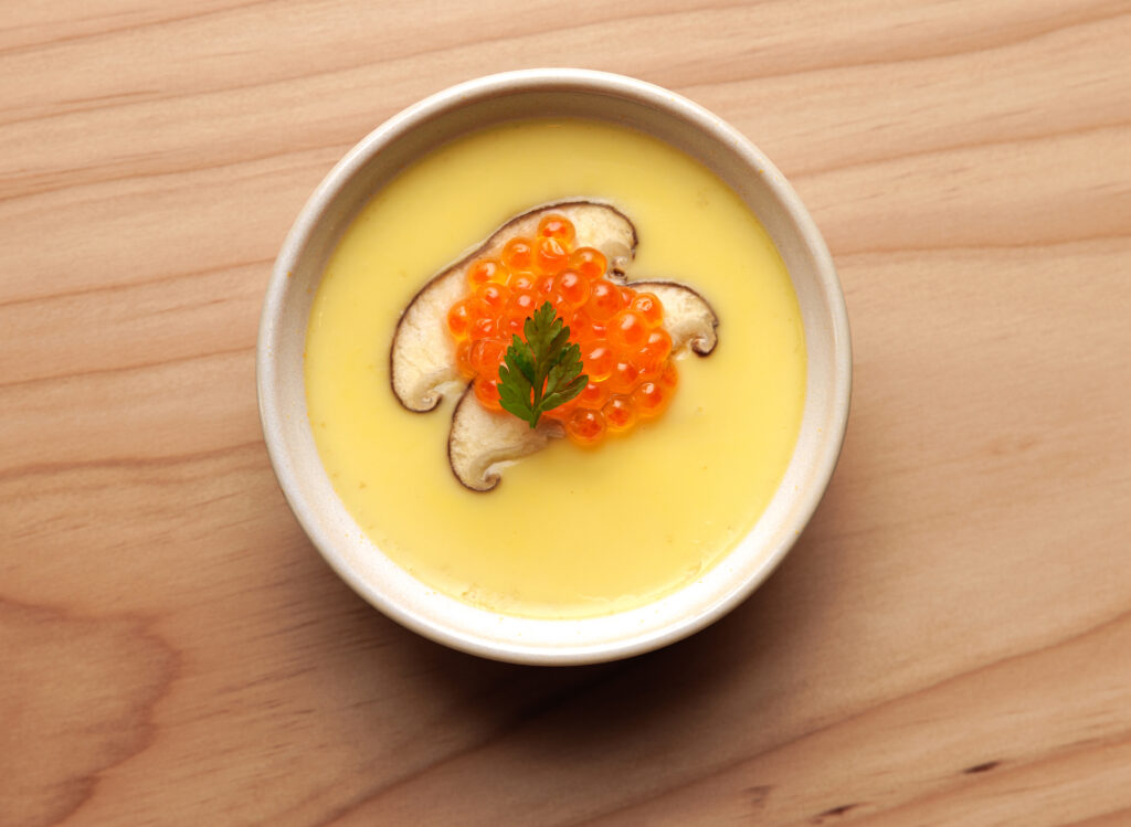 Sushi rett med gul saus og rogn. To nye Michelin-stjerner til Bergen: Omakase by Sergey Pak og Gaptrast løfter byen som matdestinasjon
