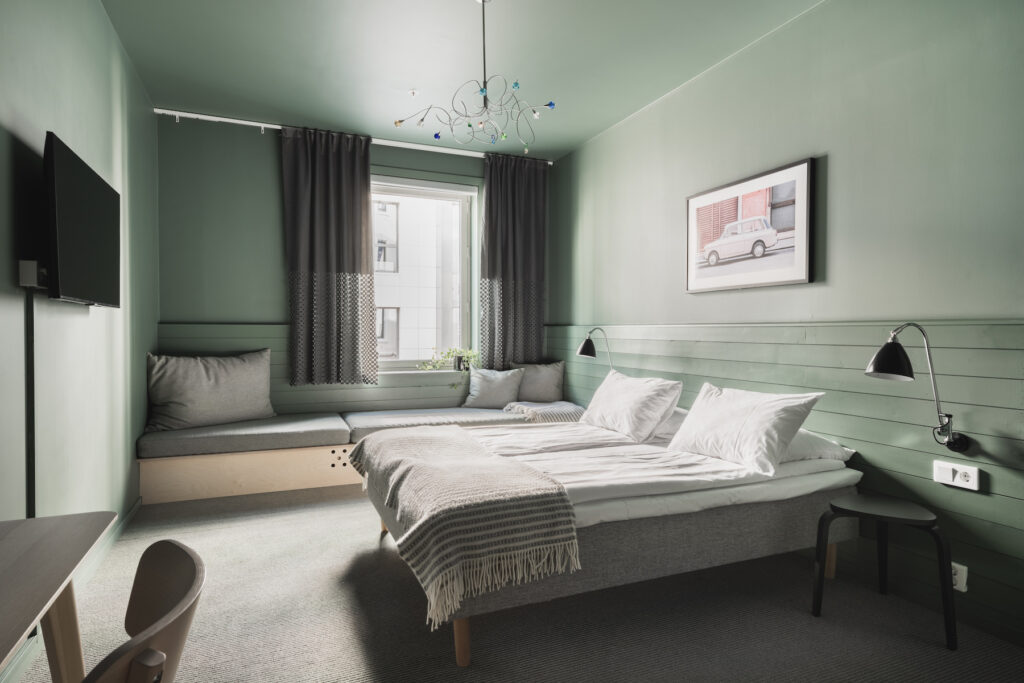 hotellrom på Heimen Hotel i Bergen som viser dobbeltseng og dagseng