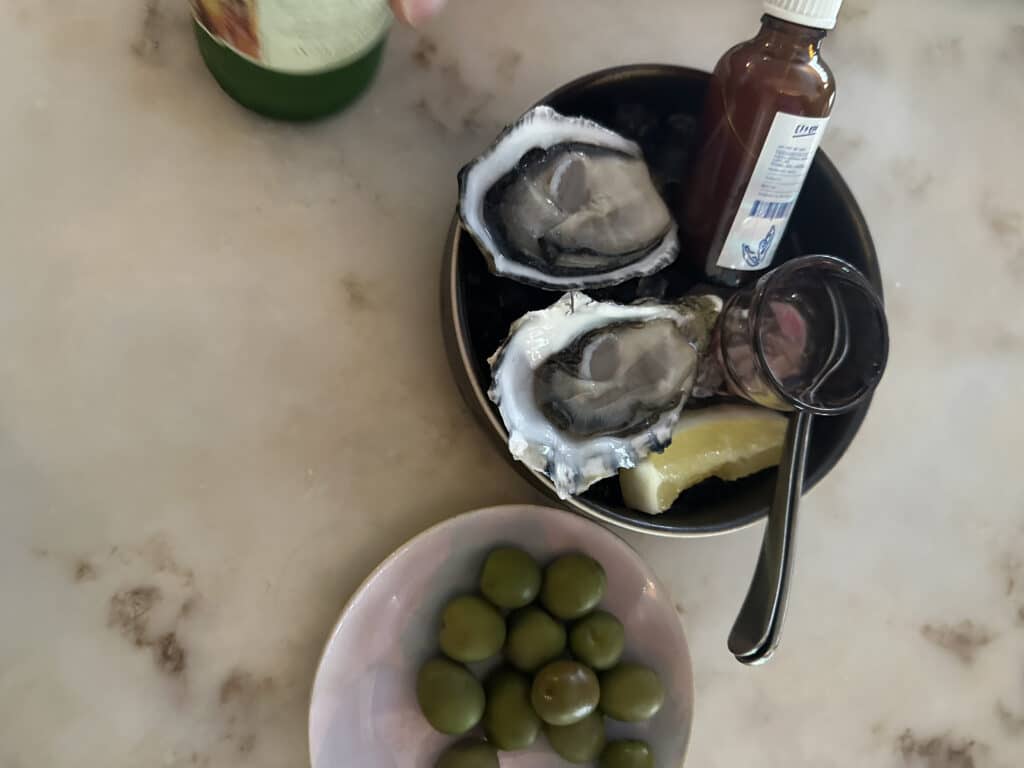Eff Eff østers med oliven og saus.